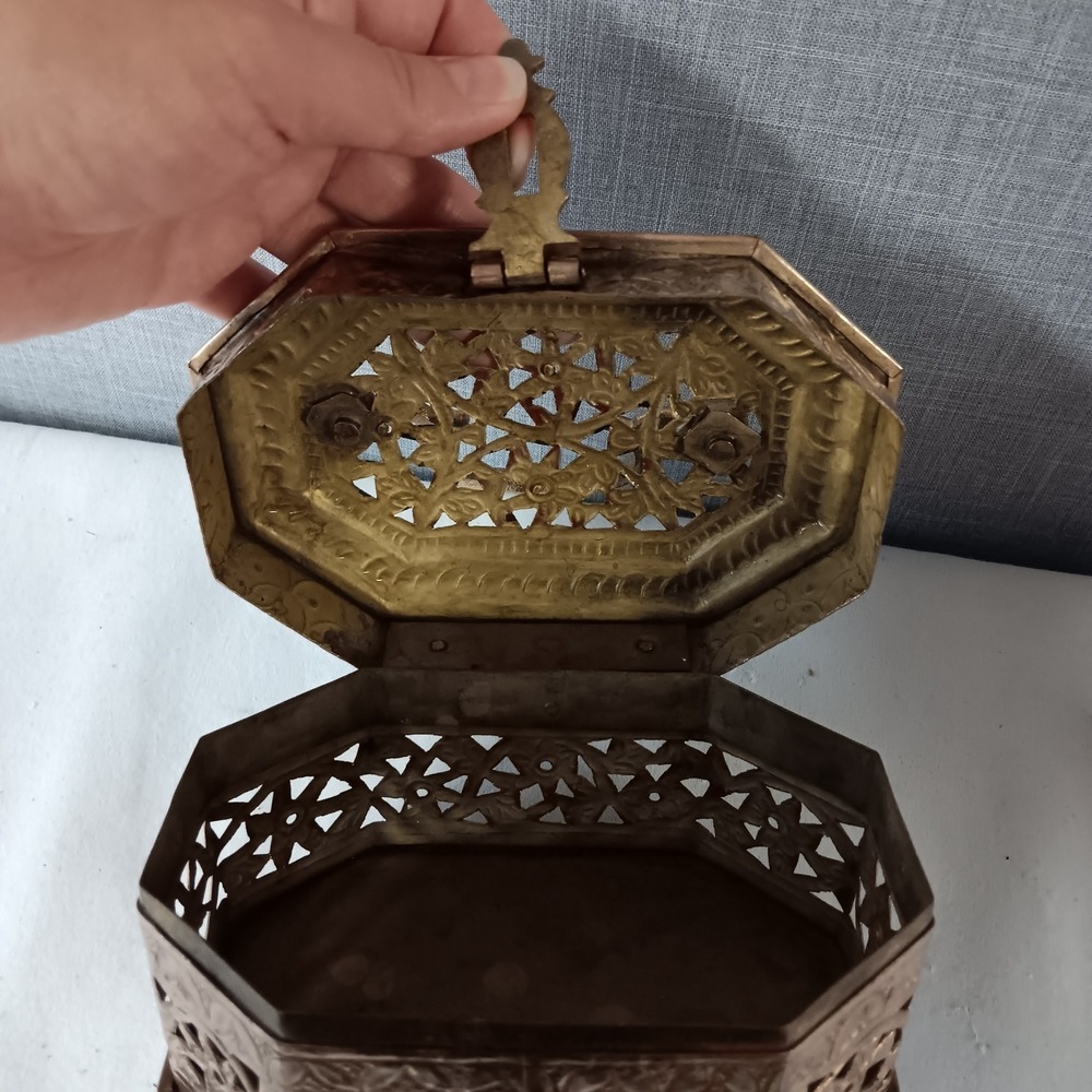Vintage Brass Filigree Jewelry Trinket Box Hinged Lidded Floral Keepsake Chest - Picture 10 of 10